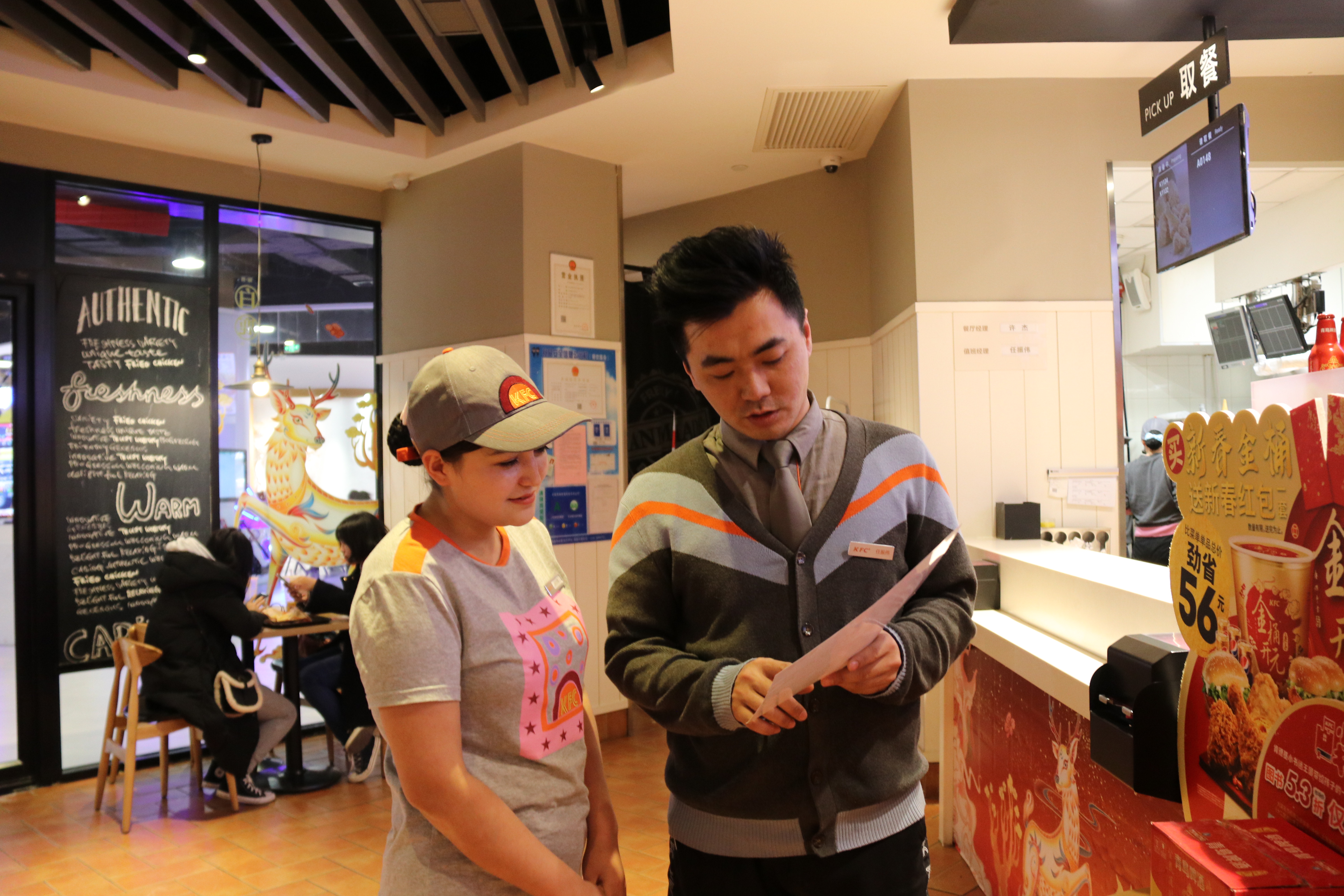 与顾客沟通,周边同事也经常帮助她纠正发音,普通话水平有了很大提升