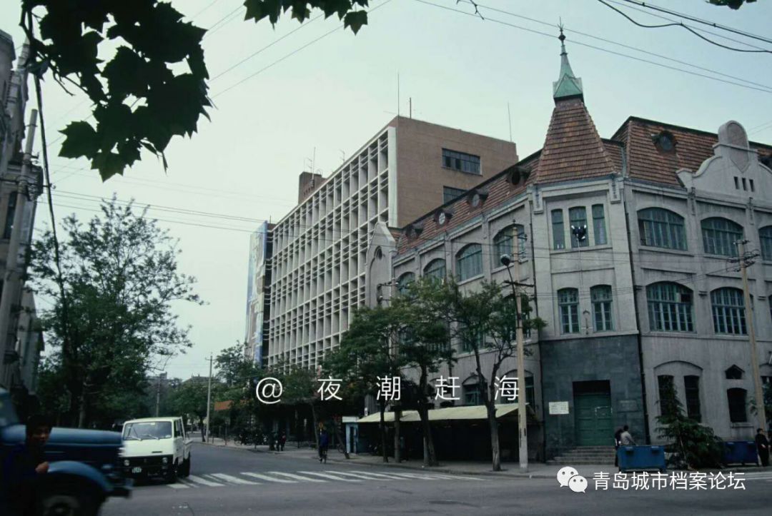 栈桥海滨逄淑才先生多年来收藏了十五万张岛城老照片,涵盖了老青岛的