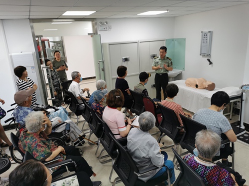 紧急情况下你会做"心肺复苏"吗青岛市第十干休所开展专题培训