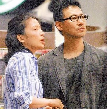 张学友(右)与老婆罗美薇 图片来源:台湾"苹果日报"