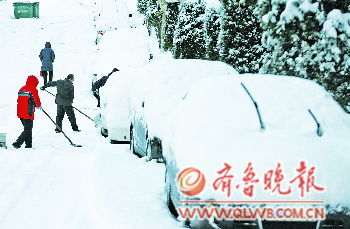 1日开始,烟台降下新年第一场雪,截至2日14时,部分地区积雪已达31厘米。　本报记者　赵金阳　摄