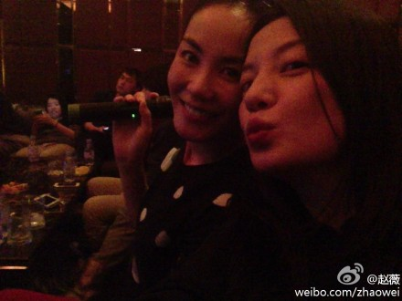 王菲赵薇晒亲密照 网友：都是女神难分伯仲