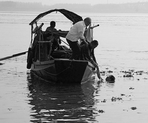 2009年10月24日16∶45，打捞人员将第二名遇难学生遗体从水里拉起，并用绳子拴牢右臂。