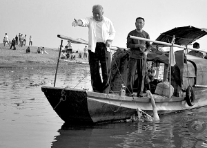 2009年10月24日16∶50，从这个连续的手势看，并不像是在商量如何靠岸。