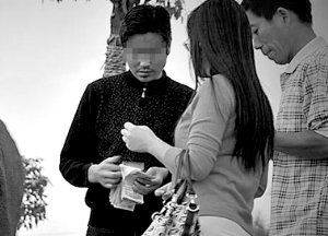 2009年10月24日17∶37,岸上的陈波收到校方筹集的钱款。