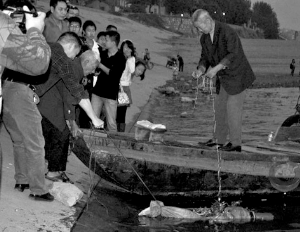 2009年10月24日18∶02,打捞人员把第三名遇难学生交给长江大学师生。本组图片及说明来自张轶