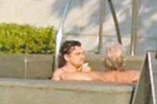 莱昂纳多（左）昨天（3月9日）在香港晒日光浴，被网友偷拍上传微博。