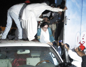 巴前总理贝-布托在自杀袭击事件中死亡