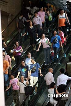资料图：港股去年持续畅旺，经济发展势头强劲，带动香港百万富翁人数再创新高。美林发表《全球财富报告》显示，去年香港坐拥一百万美元（若七百八十万港元）以上资产的富翁，便高达八万六千人，较○五年高出一成二，但增幅较○五年的一成四略为放缓。中新社发洪少葵 摄