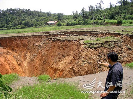 江西芦溪县约1500平米农田下陷(组图)