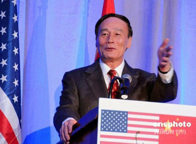 华盛顿当地时间六月十八日晚,中国国家主席胡锦涛的特别代表、国务院副总理王岐山,在与美国政商界的晚宴上发表四十分钟的即席脱稿演讲,他高瞻远瞩、睿智幽默、形象生动的演讲让与会者折服。中新社发邱江波摄