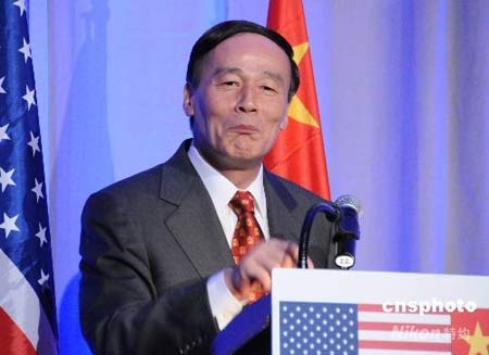 华盛顿当地时间六月十八日晚,中国国家主席胡锦涛的特别代表、国务院副总理王岐山,在与美国政商界的晚宴上发表即席脱稿演讲,以他独有的即兴口才,赢得掌声不断。图为王岐山用幽默的语言解释中美之间的关系。 中新社发 邱江波 摄
