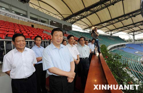 习近平考察奥运秦皇岛赛区现场踢足球(多图)(2)