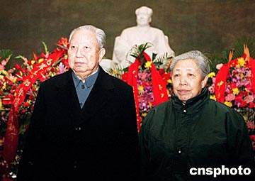 资料图:华国锋(左) 来源:中新社