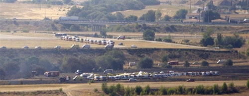 客机20日下午在马德里机场起飞时滑出跑道起火燃烧,图为失事现场。