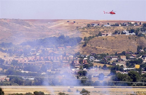 客机20日下午在马德里机场起飞时滑出跑道起火燃烧,图为失事现场。