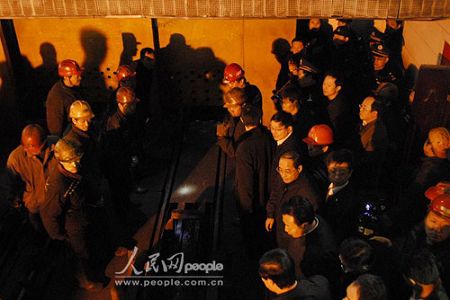 山西省省委书记张宝顺(右列下一)、省长王君(右列下二)在井口焦急等候矿工升井。(人民网记者鲍丹 摄)