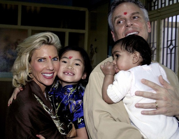 小乔恩·亨茨夫妇与领养的中国女儿(左二)、印度女儿在一起