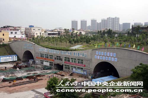 大陆首条海底隧道右线贯通(组图)