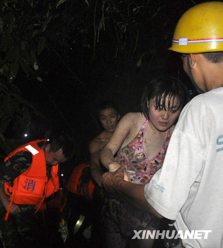 7月11日晚,一名网名叫“四黄”的游客(右二)获救。新华社发(李进发摄)
