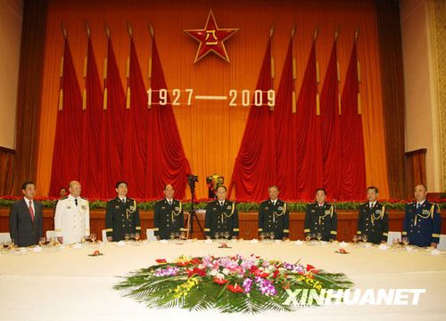 7月31日,中华人民共和国国防部在北京人民大会堂举行盛大招待会,热烈庆祝中国人民解放军建军82周年。新华社记者王建民摄