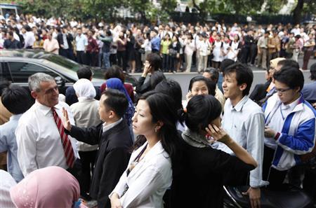 首都雅加达市民紧急逃离大楼