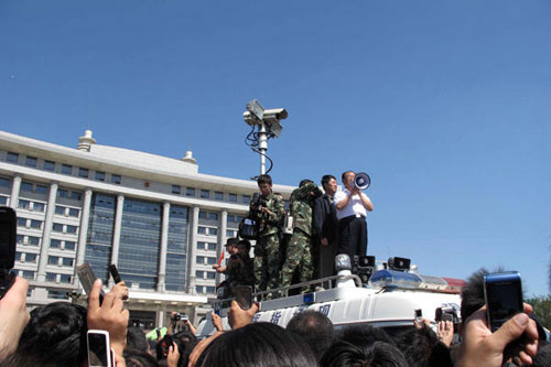 9月3日,乌鲁木齐市委书记栗智与群众对话。新华社记者 赵戈 摄