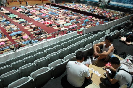 400多名华中师范大学新生家长地铺过夜(图)