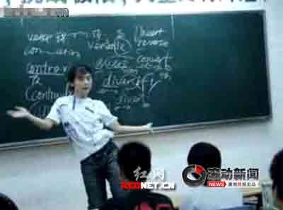 视频截图：年轻男教师课堂上热舞。