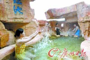 水中嬉戏