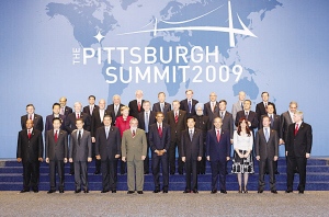 与会各国领导人及有关国际组织负责人集体合影。