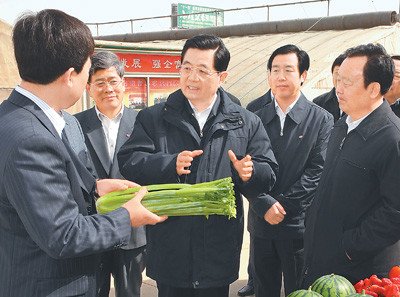 胡锦涛在宁夏考察西部大开发 手捧清水品尝