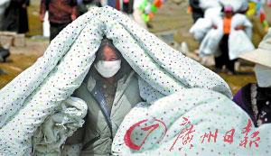 结古寺灾民物资临时发放点,领到被褥的受灾群众心安了。 记者倪黎祥 摄