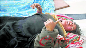 玉树机场,藏民对运送伤员的广东公安边防总队官兵跷起大拇指表示感激。 记者倪黎祥 摄