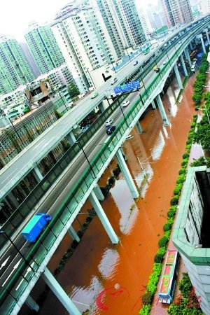 中山一路变成河。 实习生 胡国球 摄