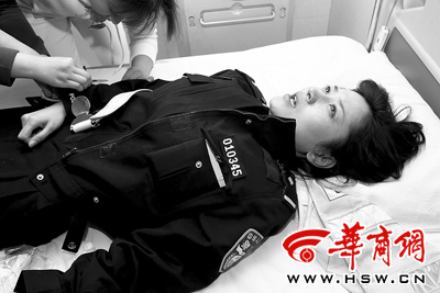 26岁女交警被违法车碾断胳膊泪求医生别剪警服