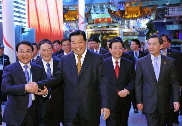 中央领导参观上海世博园 亲身体验展示区(组图)