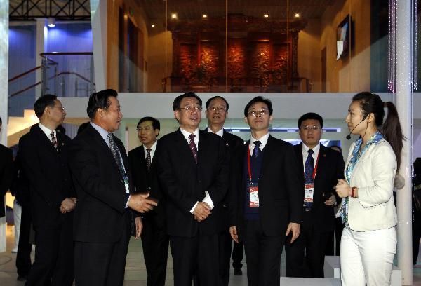 中央领导参观上海世博园 亲身体验展示区(组图)