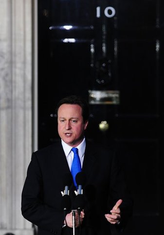 英保守党领袖卡梅伦就任首相