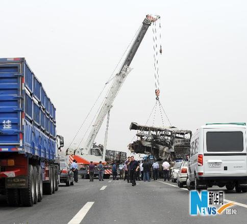 长深高速发生特大交通事故 32人死21人伤(图)