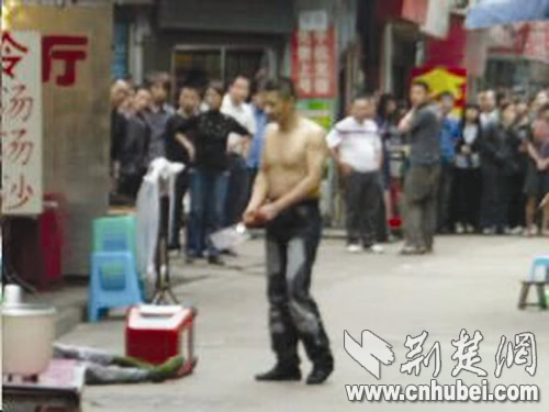 图为：丧心病狂挥舞屠刀