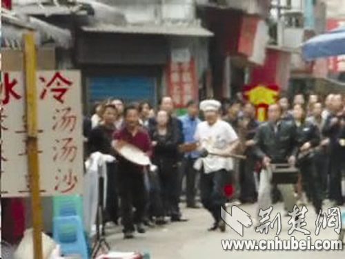 图为：群众制止（读者提供录像截图）