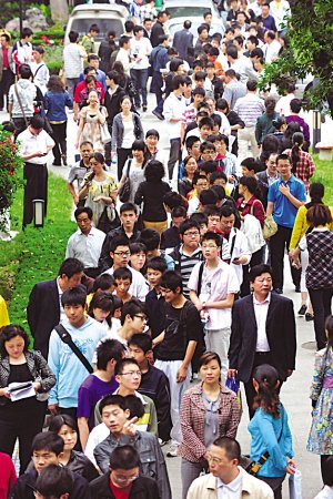 江苏万人考幼儿男老师 激烈程度超公务员(图)