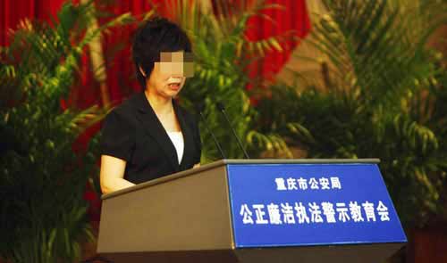 原巫山县公安局政委龚某的妻子在台上讲述警嫂的生活。图片来源:重庆晚报