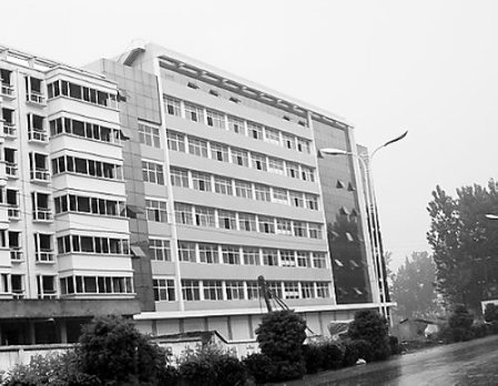 正在装修的嵩县审计局办公楼。