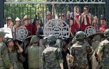 吉尔吉斯抗议者占据政府大楼要求代总统辞职