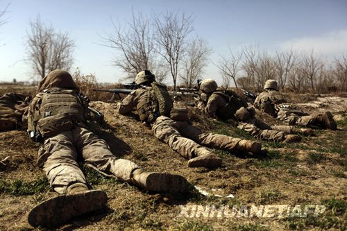 在阿富汗南部赫尔曼德省马尔贾地区，美军狙击手在一次军事行动中卧倒隐蔽。新华社/法新