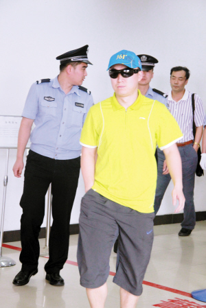 马琳面对媒体始终戴着墨镜一言不发