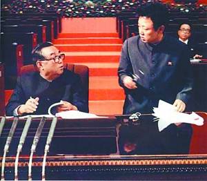 资料图片:金日成和金正日在朝鲜劳动党第六次代表大会上(1980年10月)