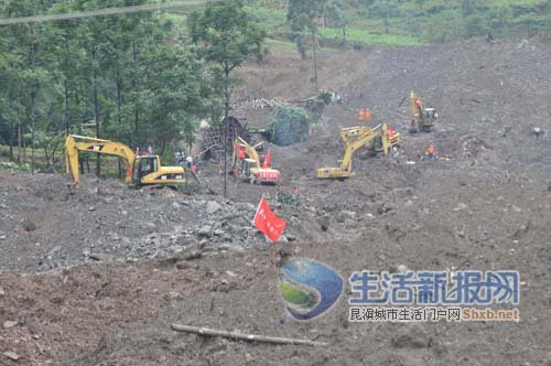 贵州关岭山体滑坡遇难者中含30名小学生(图)